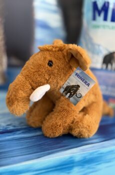 Aqua Minera plüss mamut figura ajándék gyerekeknek barna